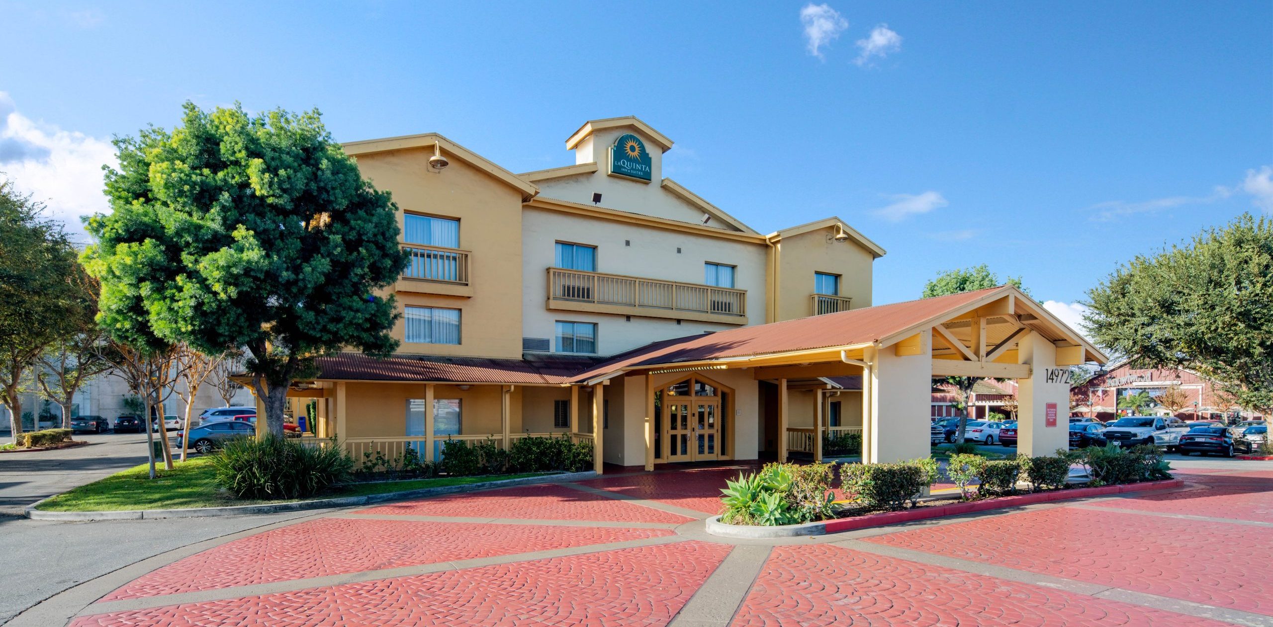 exterior of la quinta inn and suites irvine spectrum