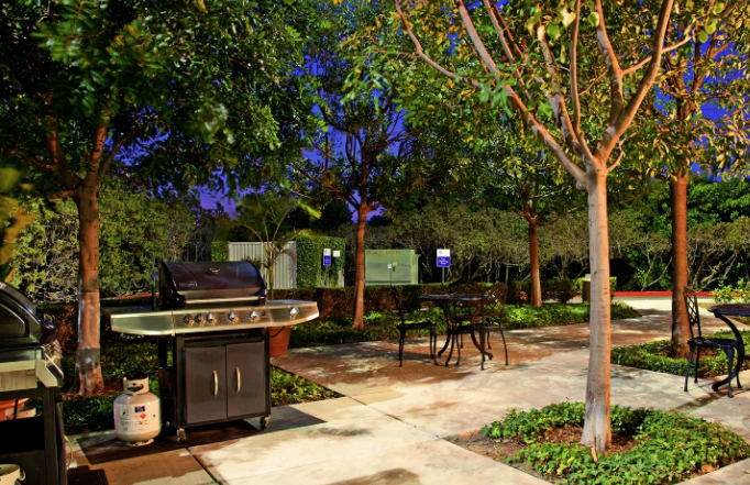 outdoor patio with grill at sonesta simply suites irvine