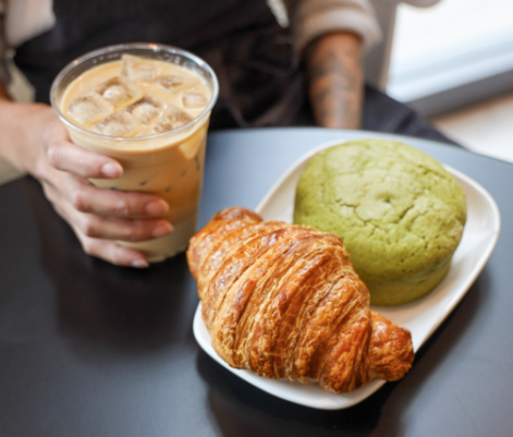 table with iced coffee, croissant and pastry from roosevelt coffee